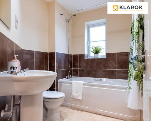 LONG STAYS 30pct OFF - Beautiful 3 Bed & Parking By Klarok Short Lets & Serviced Accommodation