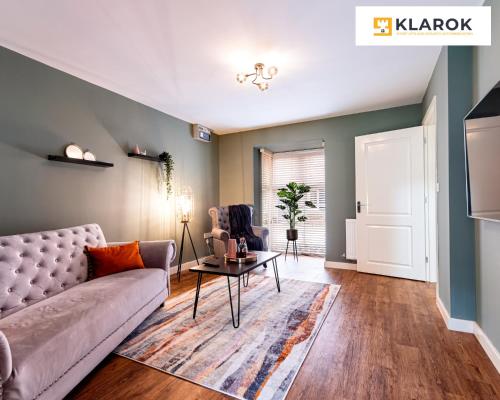 LONG STAYS 30pct OFF - Beautiful 3 Bed & Parking By Klarok Short Lets & Serviced Accommodation