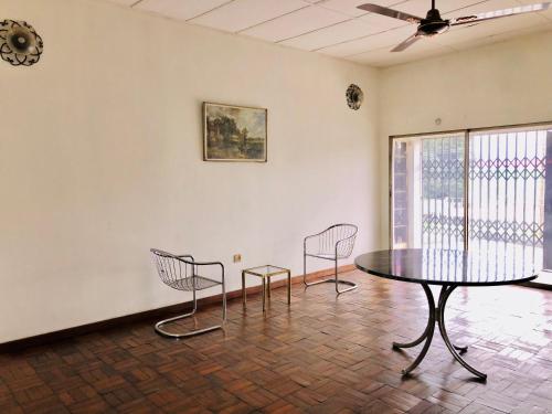 מרכז עסקים, Regisgate Hotel in אוורי