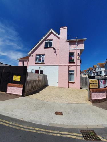 SINGER HOUSE , FREE WIFI & FREE PRIVATE CAR SPACE ,GROUND FLOOR HOLIDAY FLAT , Private Gate & Garden Paignton