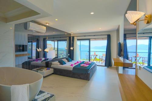 Deluxe Double Room with Balcony and Sea View