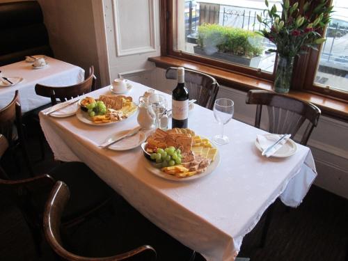 อาหารและเครื่องดื่ม, The Spinnaker Hotel in โกร็อค