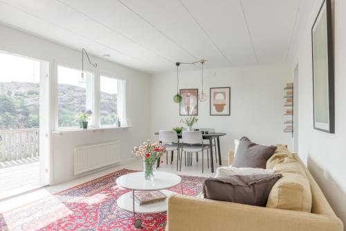 B&B Skärhamn - Family home near the ocean, with large patio & BBQ - Bed and Breakfast Skärhamn