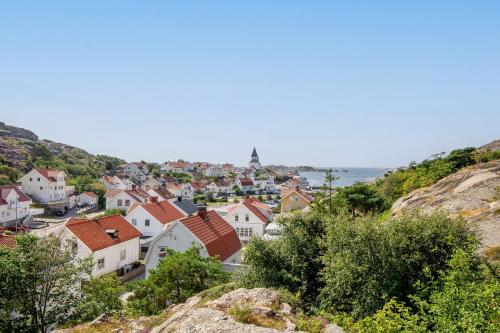 Family home near the ocean, with large patio & BBQ - Accommodation - Skärhamn