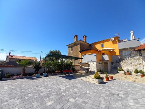 Apartments Vrdoljak