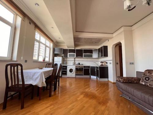 Lovely 1-bedroom flat with a full view of F1 DRS zone and Flame Towers — Hotel in Baku