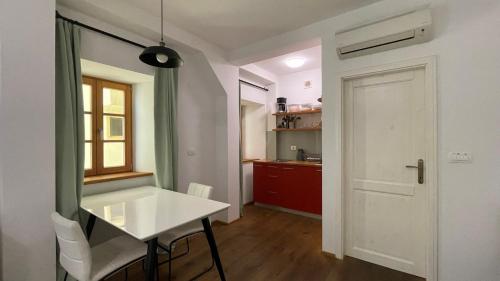 ห้องครัว, Apartments Fonda House in พิราน