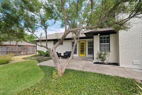 Luxury Pool House Near Lake w Pool Table