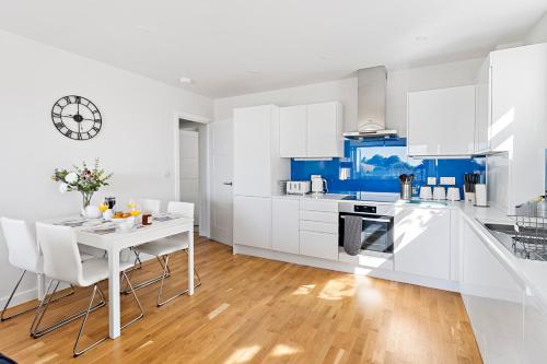 Konyha, Stunning Coastal Apartment in Maidencombe with Sea Views & Garden in Maidencombe