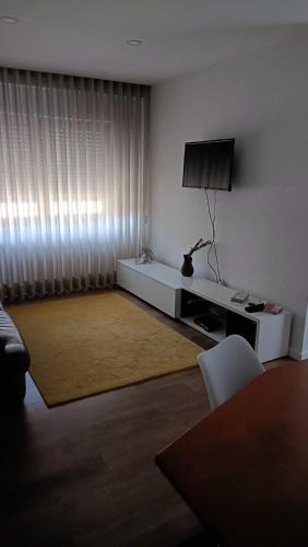 ห้องส่วนกลางสำหรับนั่งเล่น/ดูทีวี, Apartamento T3 - férias (Apartamento T3 - ferias) in บาเซโลซ