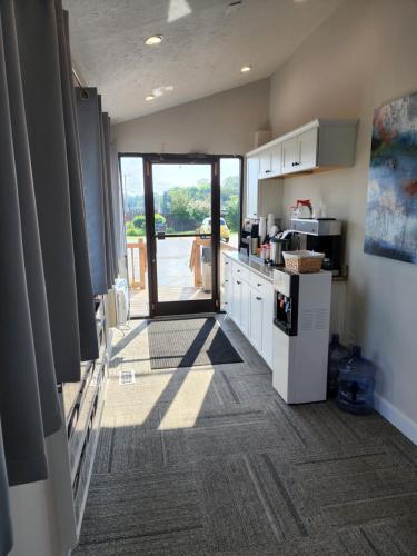 Lobby, Drakes Creek Inn - formerly The Relax Inn in Hendersonville (TN)