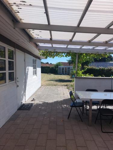 . Stuelejlighed med have og overdækket terrasse