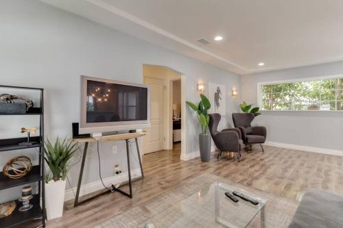 Picfair Village Modern Glam House in Los Angeles, USA