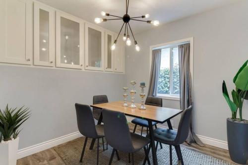 Picfair Village Modern Glam House in Los Angeles, USA