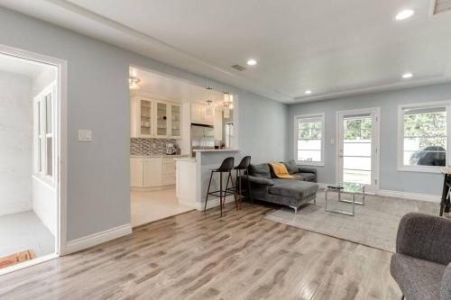 Picfair Village Modern Glam House in Los Angeles, USA