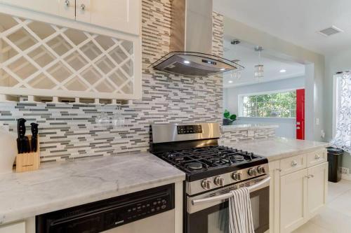 Picfair Village Modern Glam House in Los Angeles, USA