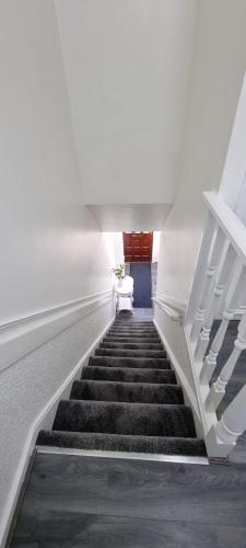 Modern & Elegant Home w/ Netflix and Parking, Leeds (Foto 9)