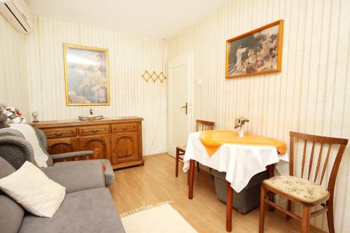 Apartments by the sea Pucisca Brac - 770 - main image