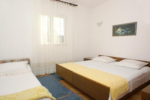 Apartments with a parking space Mirca, Brac - 730 in Mirca