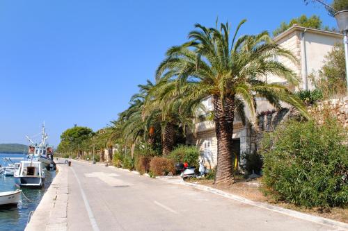 Apartments by the sea Milna Brac - 733 