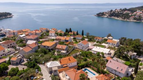  Apartments by the sea Sumartin, Brac - 764 in Sumartin