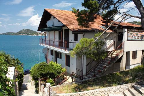  Apartments by the sea Tisno, Murter - 810 in Tisno