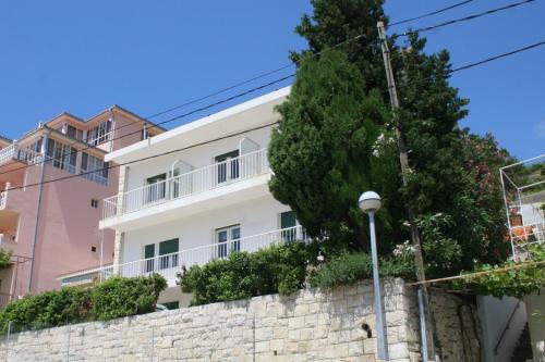  Rooms by the sea Mimice, Omis - 1033, Pension in Mimice bei Blato na Cetini