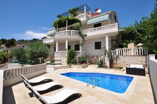 Seaside apartments with a swimming pool Puntinak, Brac - 769 - Apartment - Selca