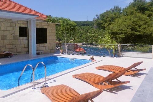 Seaside family friendly house with a swimming pool Puntinak, Brac - 767 - Selca