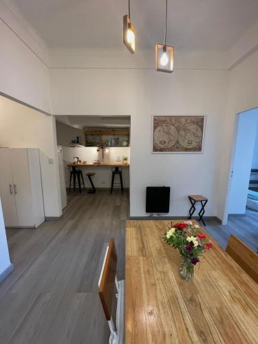 3 ambientes con balcón y Pràctico, lindo y con todo cerca!
