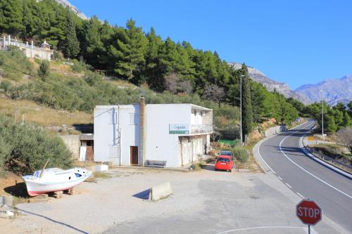  Apartments with a parking space Marusici, Omis - 954 in Mimice