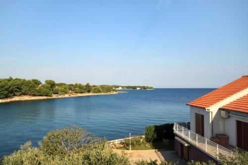 Apartments by the sea Ugljan - 846