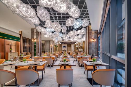 Restaurant, Harbour Plaza Metropolitan Shanghai in Putuo and Changfeng Park