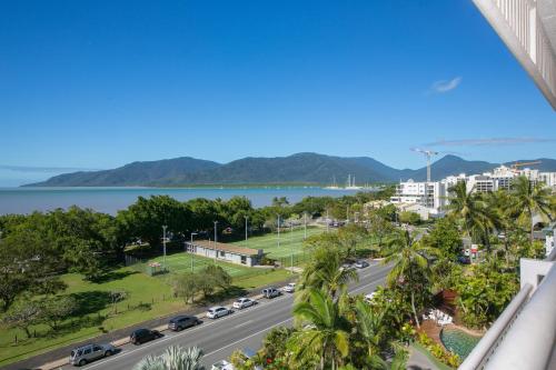 Cairns Luxury Seaview Apartment