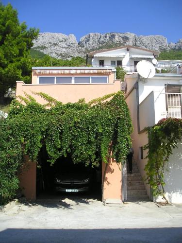 Apartments with a parking space Pisak, Omis - 1009