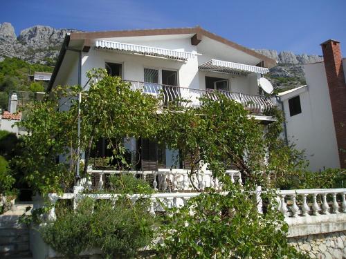 Apartments with a parking space Pisak, Omis - 1009