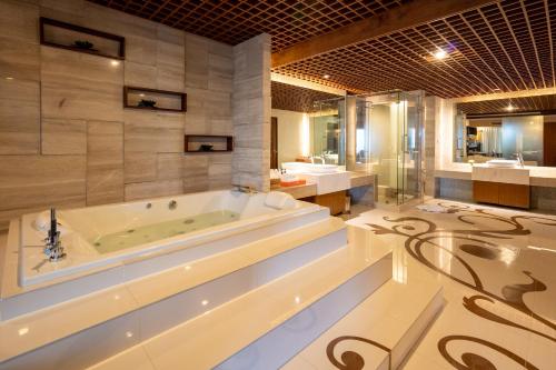 room detail thumbnail 2