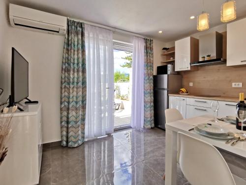Studio with Terrace and Sea View image 5