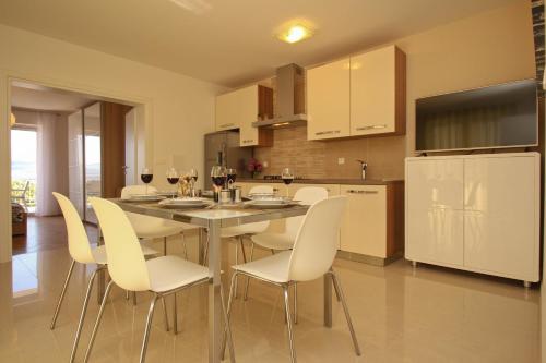 Two-Bedroom Apartment with Terrace and Sea View image 4