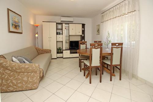 One-Bedroom Apartment with Terrace image 3