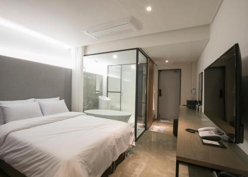 Hotel Wolmido Room Type - Standard Double Room with Ferris wheel View
