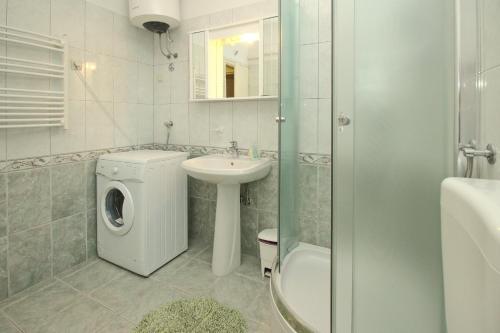 Three-Bedroom Apartment with Terrace image 6