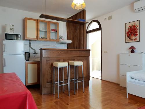One-Bedroom Apartment with Balcony image 2