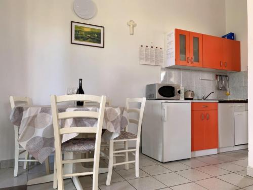 One-Bedroom Apartment with Terrace and Sea View image 3