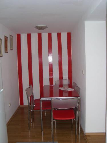One-Bedroom Apartment with Terrace and Sea View image 3