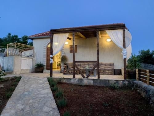 Family friendly house with a swimming pool Hvar - 18890