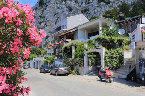 Apartments with a parking space Omis - 18919