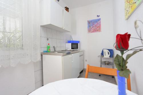 Apartments with parking space Omis - 18919 - image 3