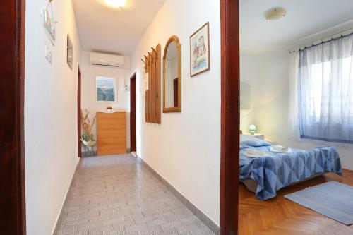 Apartments with parking space Omis - 18919 - image 5