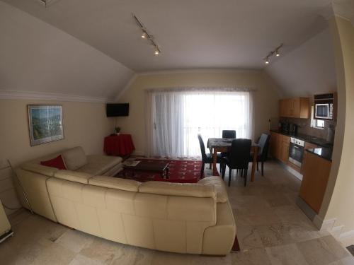 Elegant Quays Waterfront One Bedroom Apartment